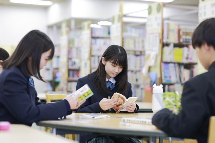 図書館で勉強する生徒たち