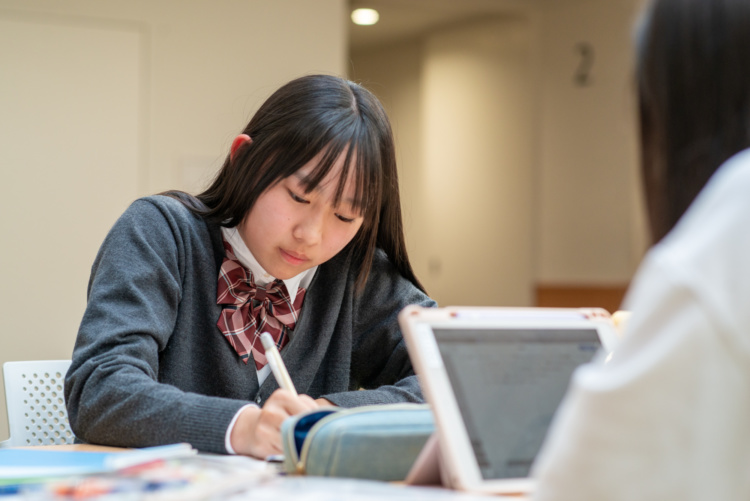 学習中の同志社女子中学校・高等学校の生徒