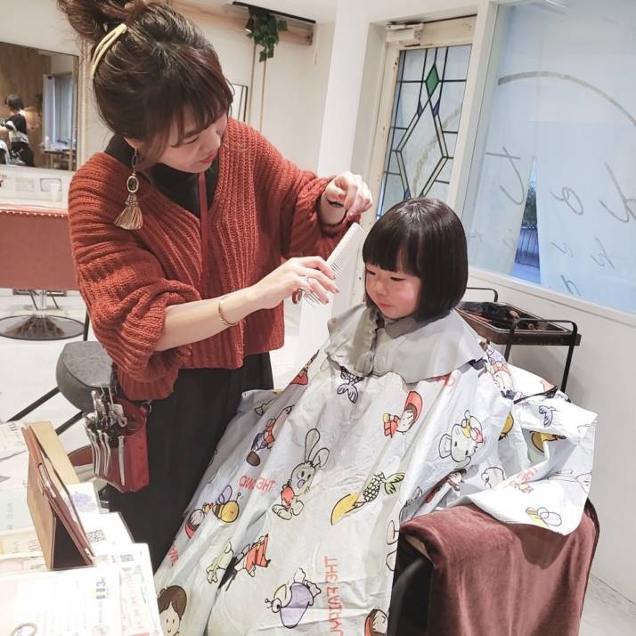 一人でヘアカットを受ける子ども