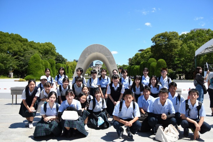 盈進中学高等学校の生徒たちの記念写真