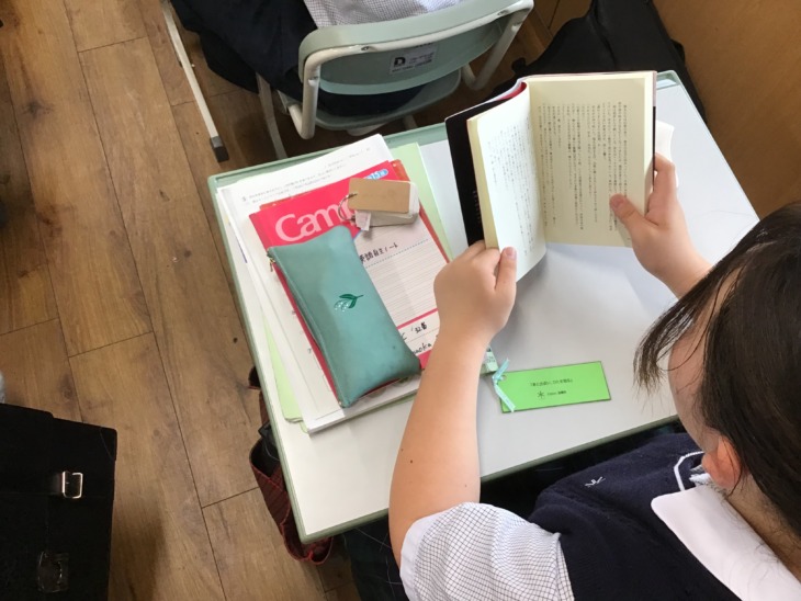 盈進中学高等学校の生徒の読書風景