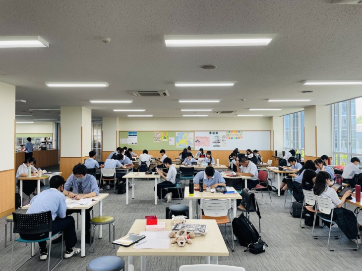 盈進中学高等学校の放課後学習風景