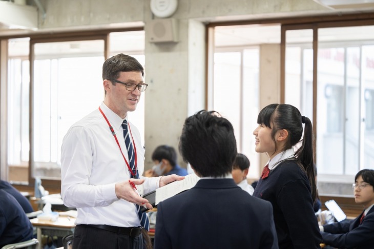 盈進中学高等学校の英語講師と生徒たち