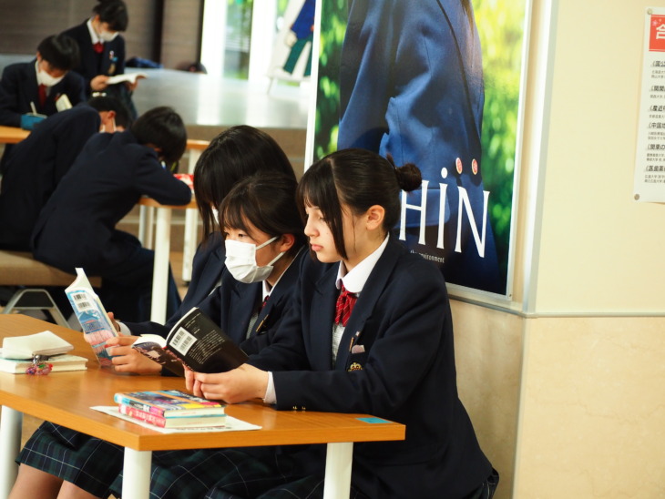 盈進中学高等学校の生徒たちの読書風景