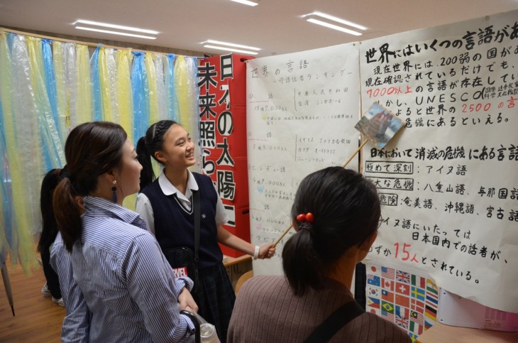 盈進中学高等学校の生徒のプレゼン風景