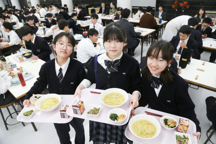 穎明館中学高等学校の食堂の様子