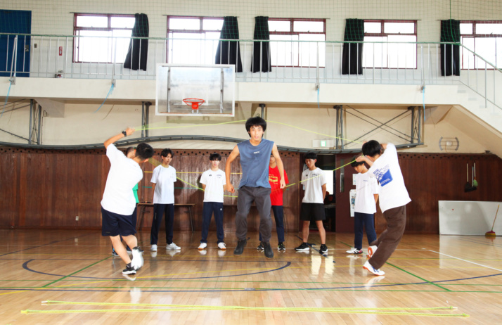 栄光学園中学高等学校ダブルダッチ部の練習風景