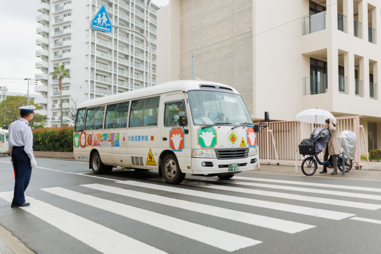 大阪信愛学院小学校のスクールバス