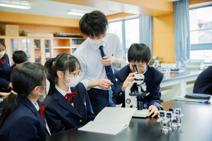 福島成蹊中学校・高等学校の理科観察・実験風景