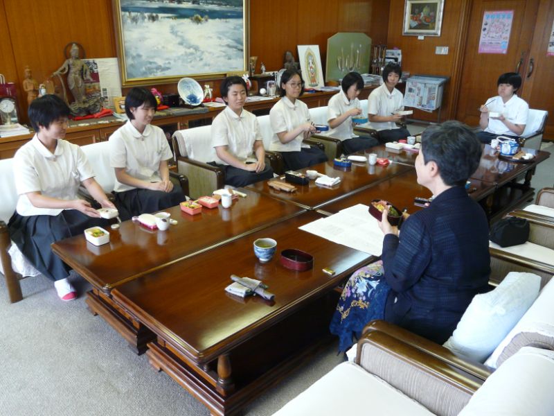 藤枝順心中学校・高等学校で実施されているステイマナー研修の様子