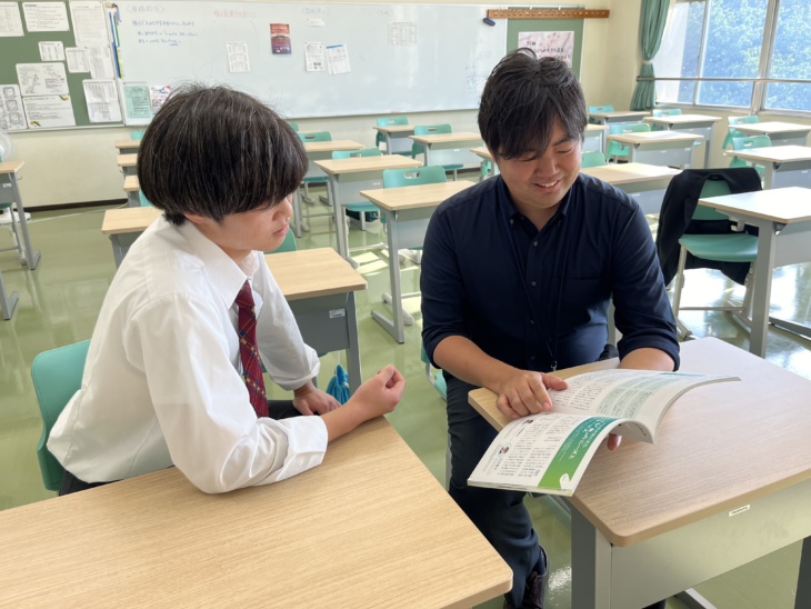 神奈川大学附属中・高等学校の生徒と守屋先生