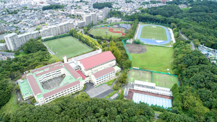 神奈川大学附属中・高等学校の校舎外観