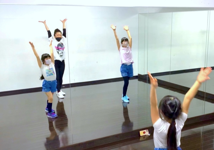 フィプスタでダンスレッスンを受ける子どもたち