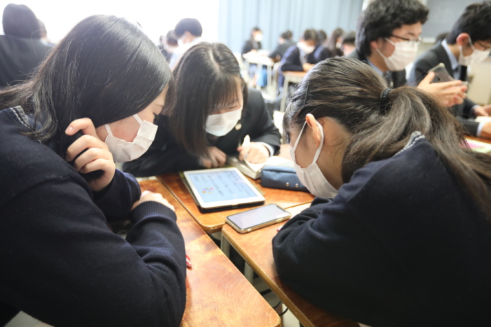 宮城県古川黎明中学校・高等学校の探究活動のグループワークの様子