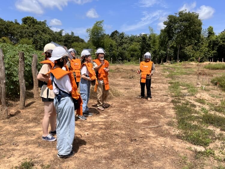 普連土学園中学校・高等学校の生徒らがカンボジアで地雷撤去について説明を聞くようす