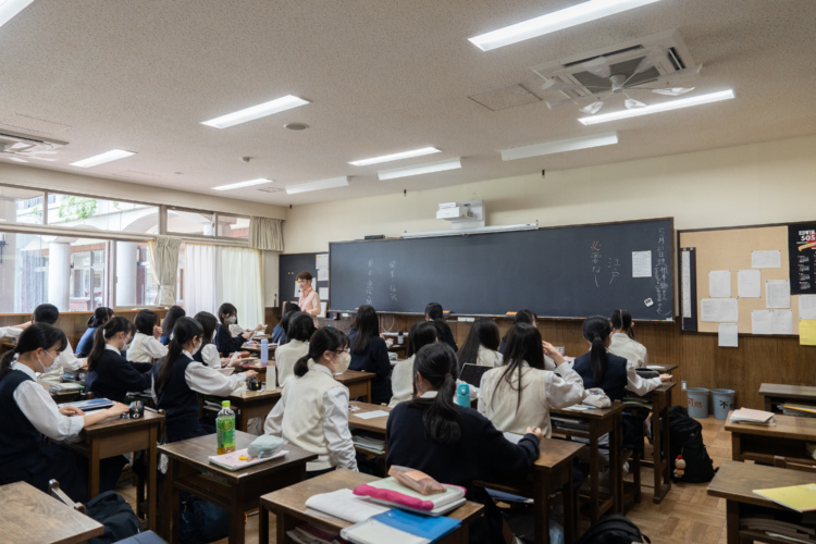 普連土学園中学校・高等学校の生徒らが授業を受けるようす