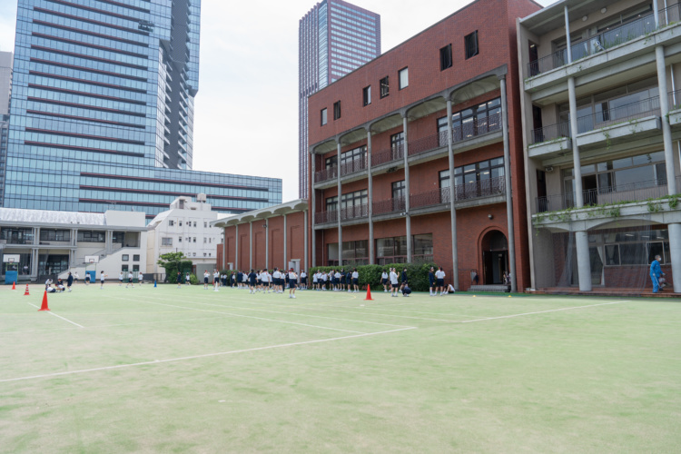 普連土学園中学校・高等学校の校庭と校舎