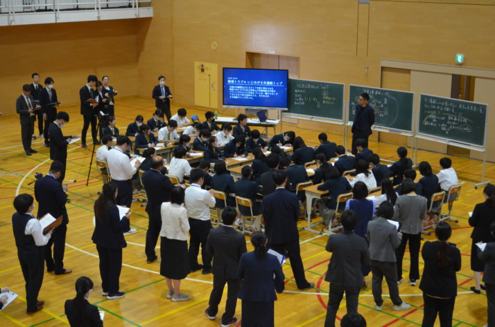 道徳の授業の校内研究会のようす