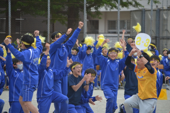 宮城教育大学附属中学校の生徒がスポーツ大会で喜ぶようす