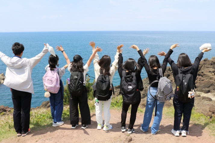 宮城教育大学附属中学校の生徒が日本海に向かって手をあげるようす