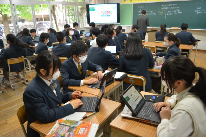 宮城教育大学附属中学校の生徒が探究学習の事前準備をするようす