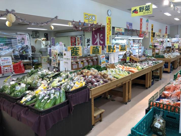 「道の駅 藤川宿」内の「産直コーナー」で販売される鉢植えの花々