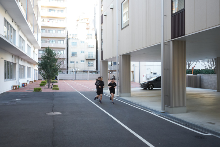 富士見中学校高等学校の校内でのランニング風景