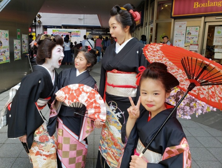 イベント前におどける日本舞踊 深川おどりの生徒たち