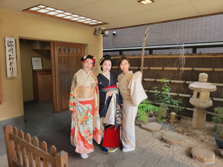 教室の前でポーズをとる日本舞踊 深川おどりの代表大友さんとお弟子さん2人