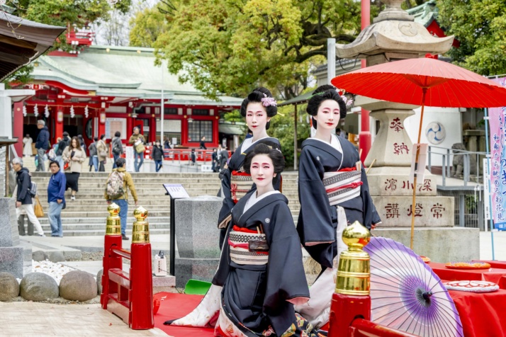 神社の前でポーズをとる日本舞踊 深川おどりの踊り手さんたち