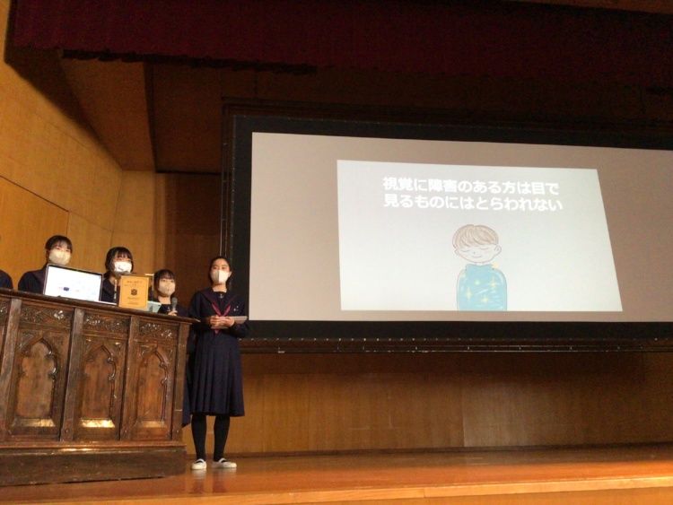 福岡女学院中高のはないちプロジェクトのプレゼンの様子