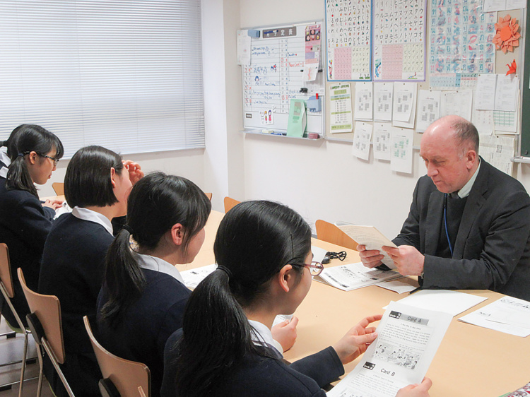 福岡雙葉中学校・高等学校のネイティブ教員と向き合う生徒たち