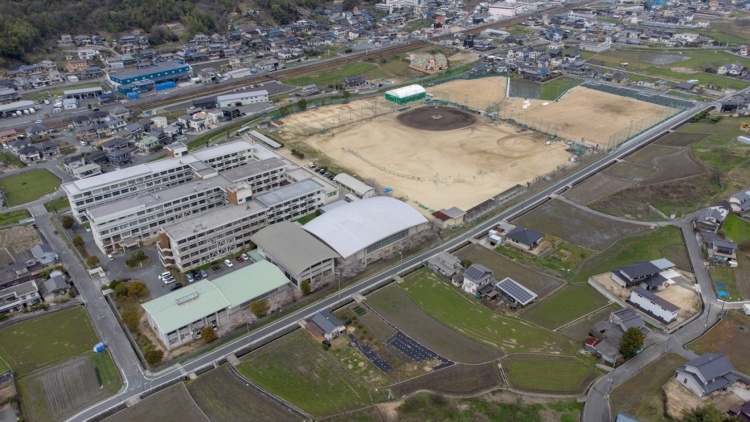 福山市立福山中・高等学校を上空から見た様子