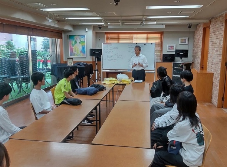 地元企業を訪問して探究学習に取り組む福山市立福山中・高等学校の生徒たち