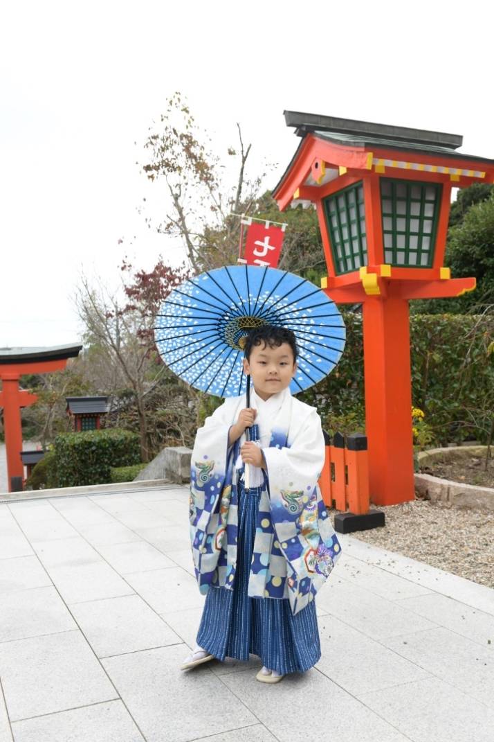 「二川伏見いなり」で七五三詣の昇殿参拝後に記念撮影をする男の子