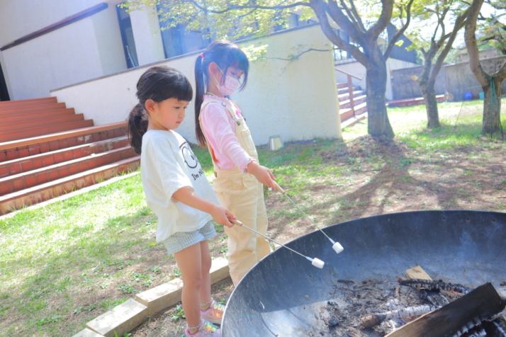 山梨県北杜市にある「1000Mのおもてなし 八ヶ岳ホテル風か」でマシュマロを炙る様子