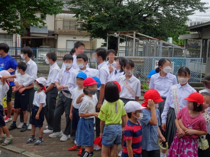 岐阜大学教育学部附属小中学校の後期課程の生徒会のあいさつ運動に参加する前期課程の児童