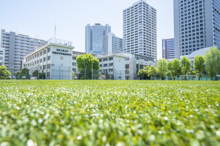 東京科学大学附属科学技術高等学校の校舎外観