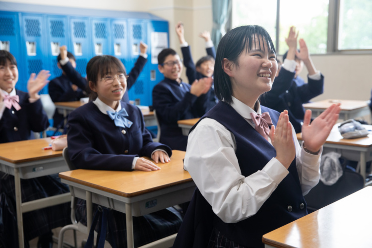 岡山学芸館清秀中学校・高等部の生徒が授業を受けている様子