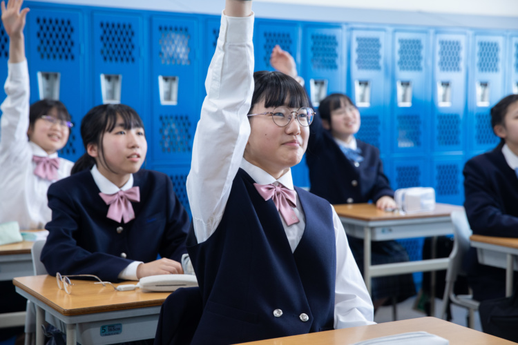 岡山学芸館清秀中学校・高等部の生徒が授業を受けている様子