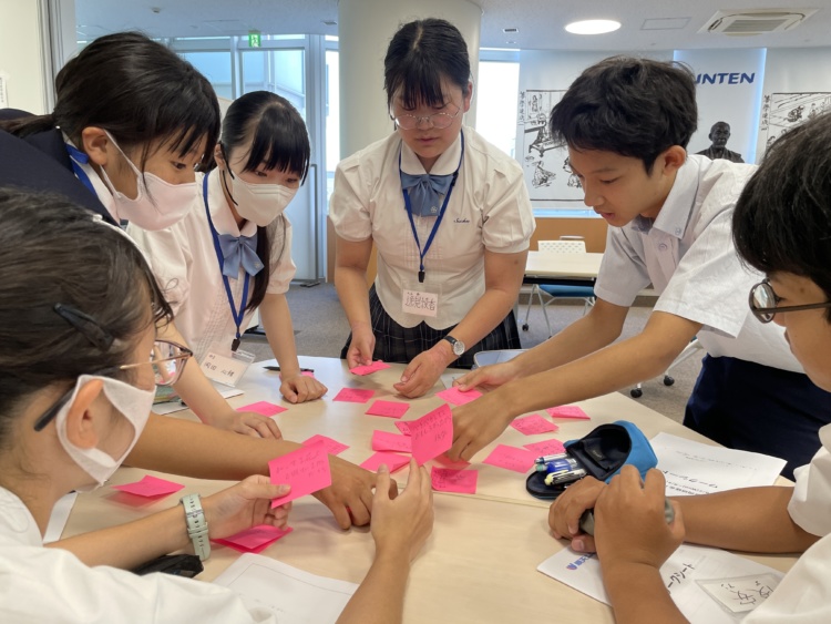 岡山学芸館清秀中学校・高等部が東京で行った清秀夏の体験WEEKで生徒たちがグループワークをしている様子