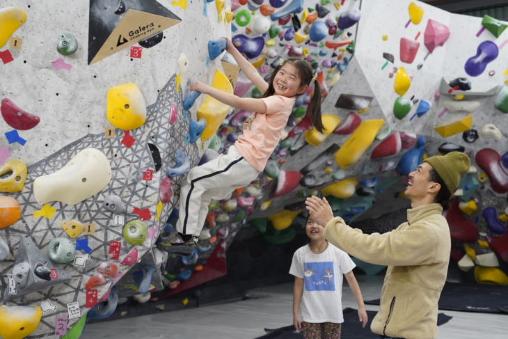 クライミングジムガレーラでボルダリングを楽しむ子どもたち