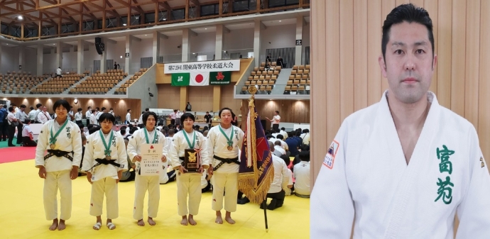 第72回関東高等学校柔道大会で優勝を果たした富士学苑中学・高等学校の女子柔道部と顧問の矢嵜先生