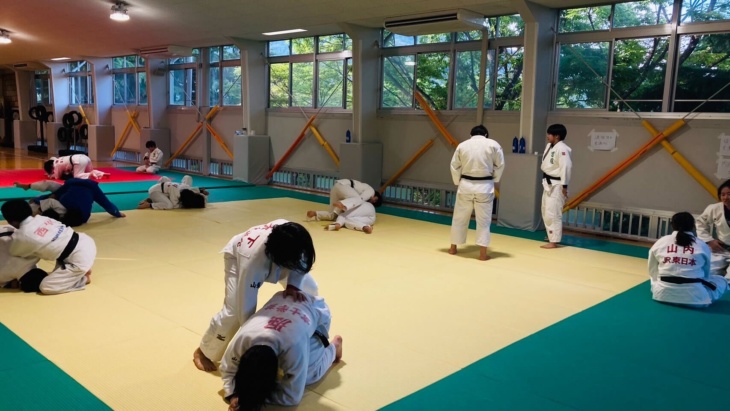 富士学苑中学・高等学校の女子柔道部の練習風景