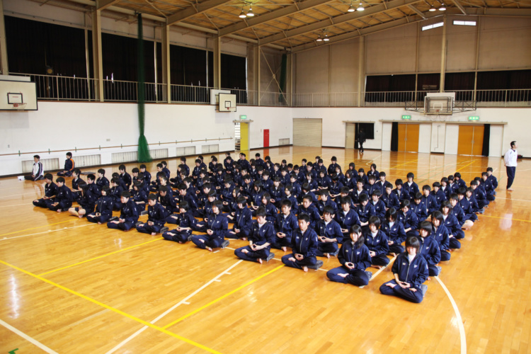 「銀河学院中・高等学校」の坐禅朝会風景