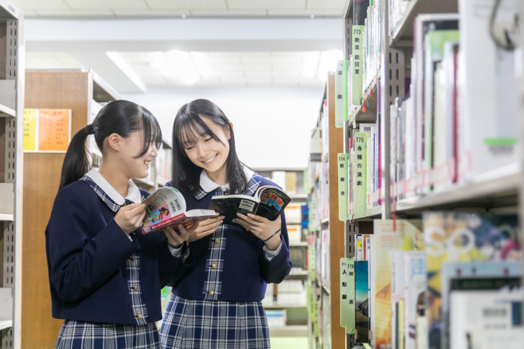 岐阜東中学高等学校の図書館