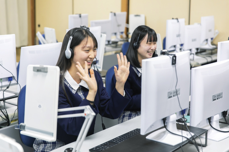 岐阜東中学高等学校のオンライン英会話の様子