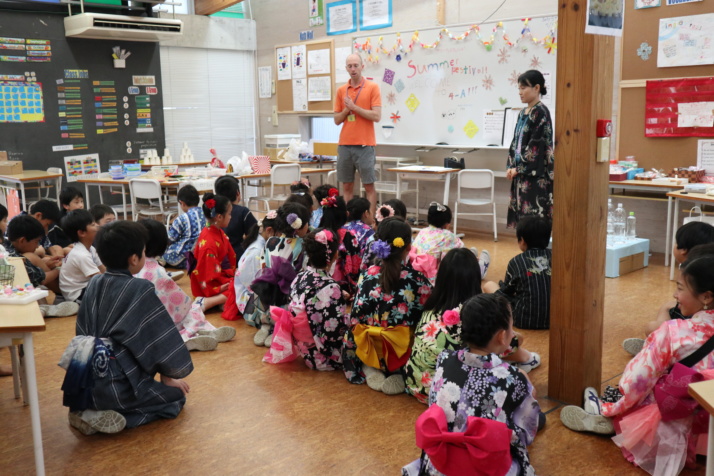 ぐんま国際アカデミー初等部のイベント「子どもバザー」の様子