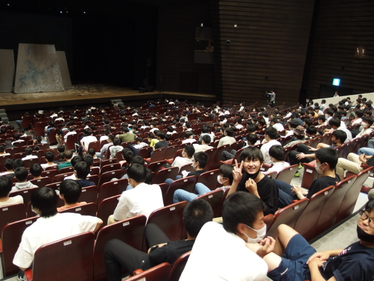 函館ラ・サール中学校・高等学校の芸術鑑賞会の様子