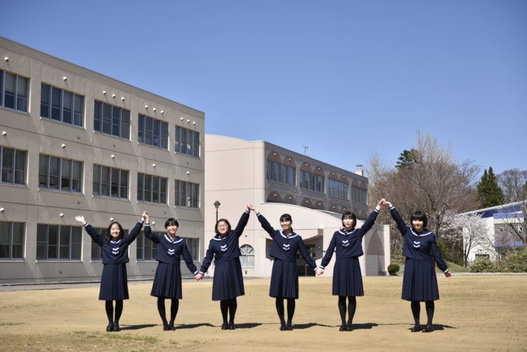 函館白百合学園中学校・高等学校の校舎と生徒たち